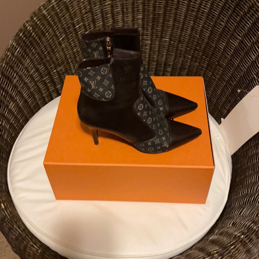 Previously purchased. Worn 2x by original seller. Comes with box and dust bag.